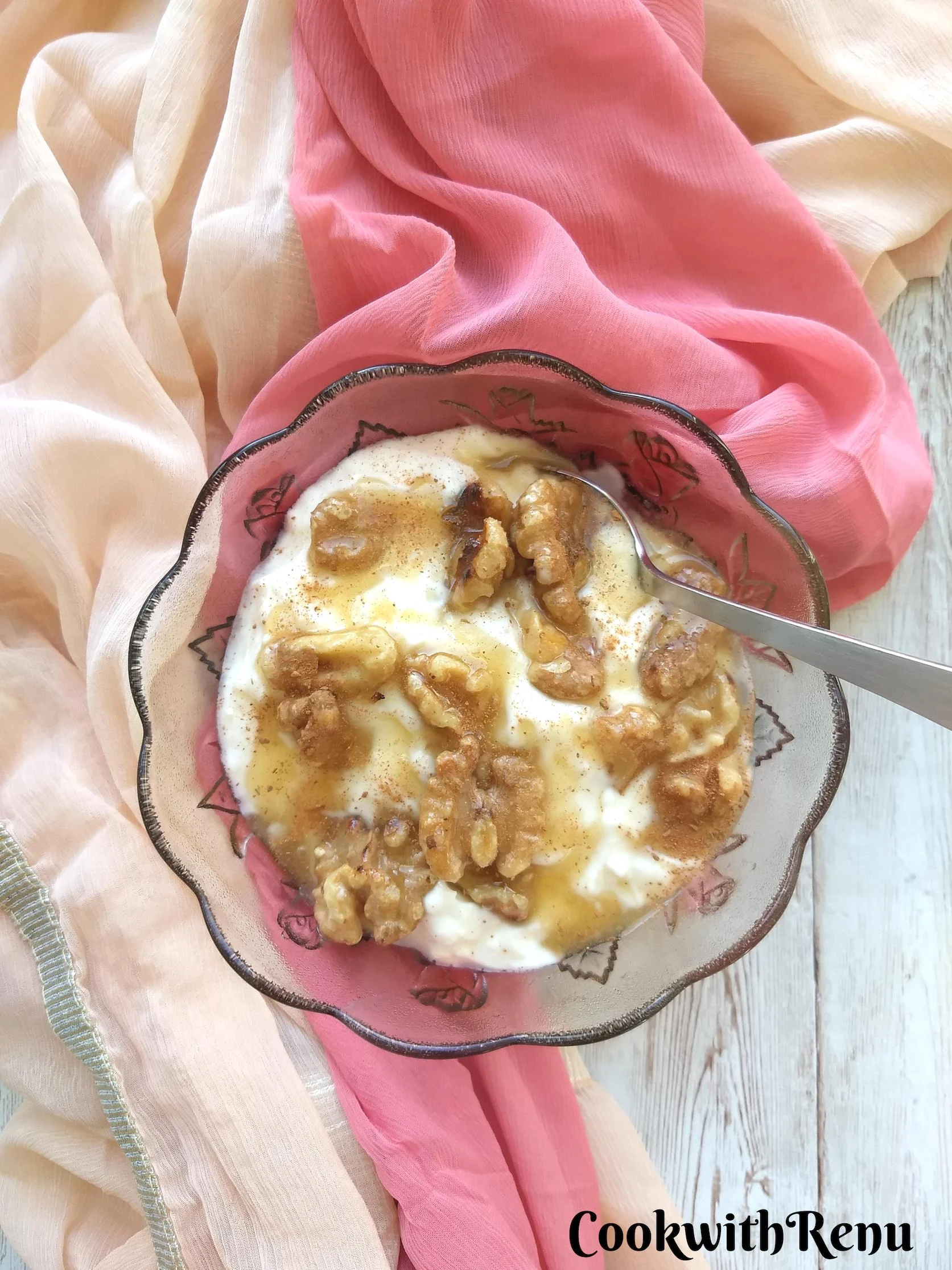 Greek Yogurt With Honey and Walnuts (Yiaourti me Meli)