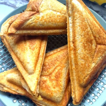 Aloo Toast Sandwich served in a blue plate.