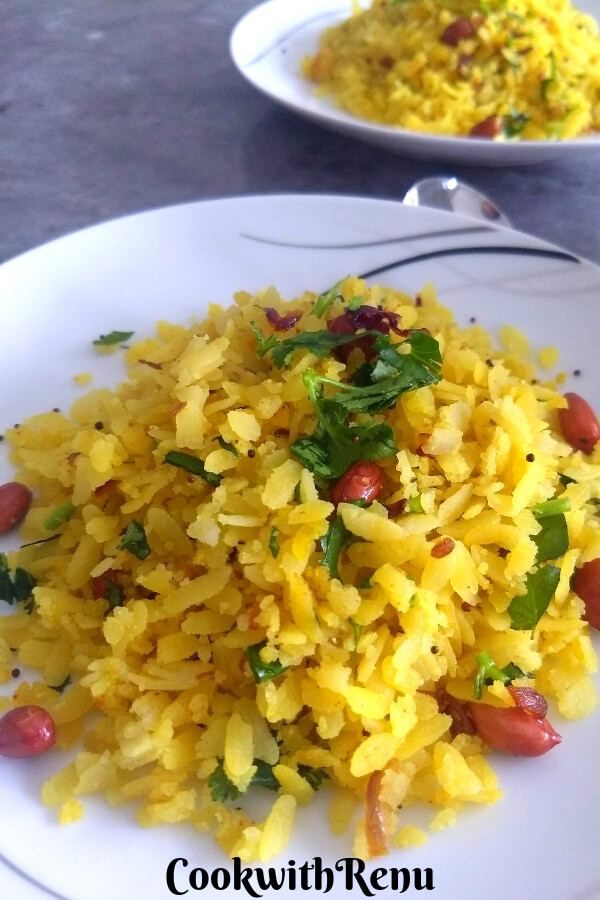 Kanda Poha | Easy Breakfast Recipe - Cook With Renu