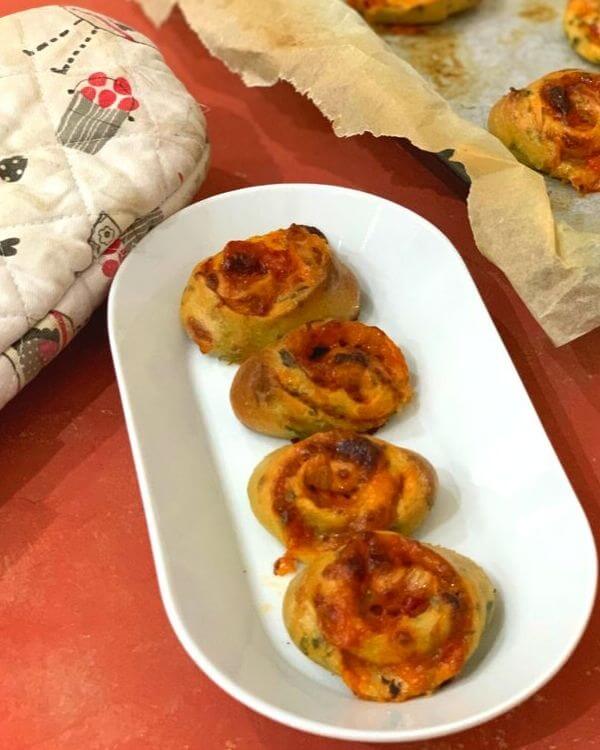 Whole Wheat Spinach Pizza Pinwheels is a quick, easy, freezer , kid and toddler friendly recipe with the goodness of spinach loaded into a pizza dough.