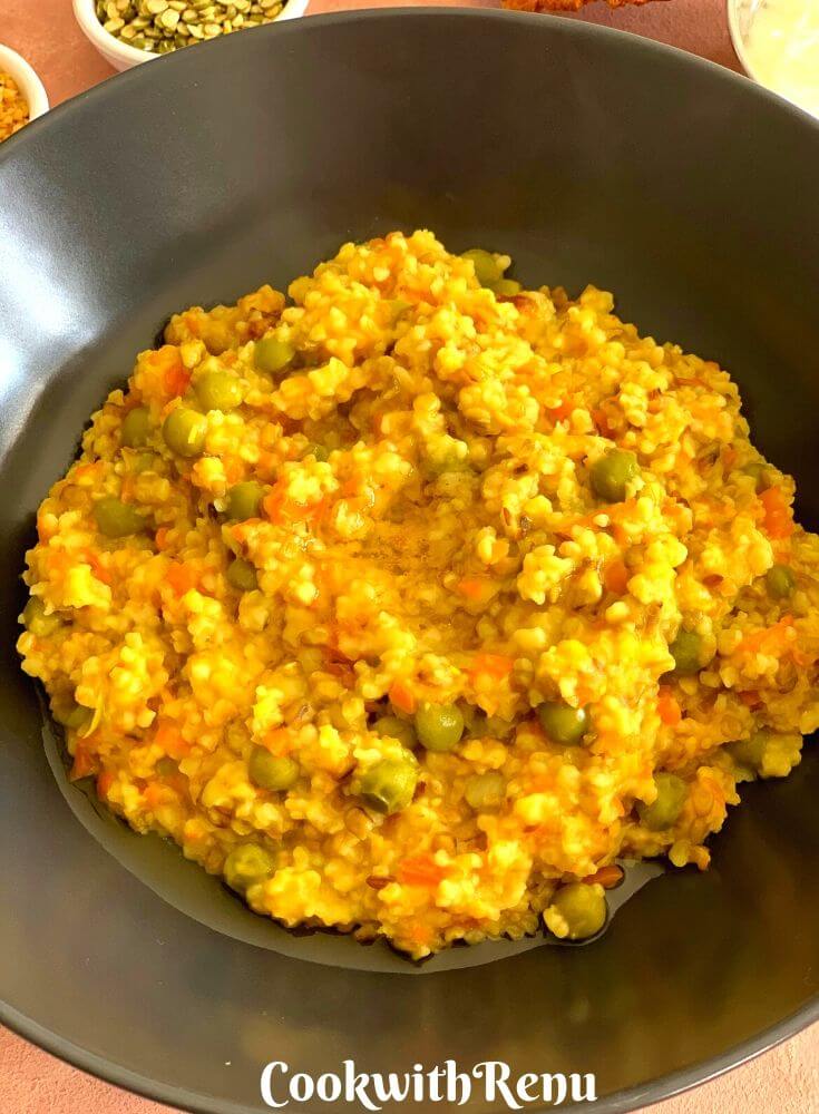 Closer look of Khichdi with peas, carrot and tomatoes