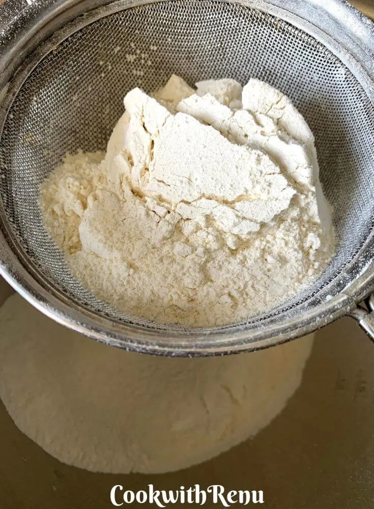 Sifting of the flour for the pav