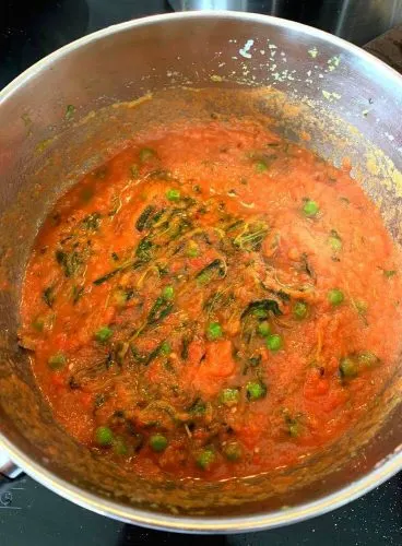 Mix of Tomato, Green Peas and Fresh Methi