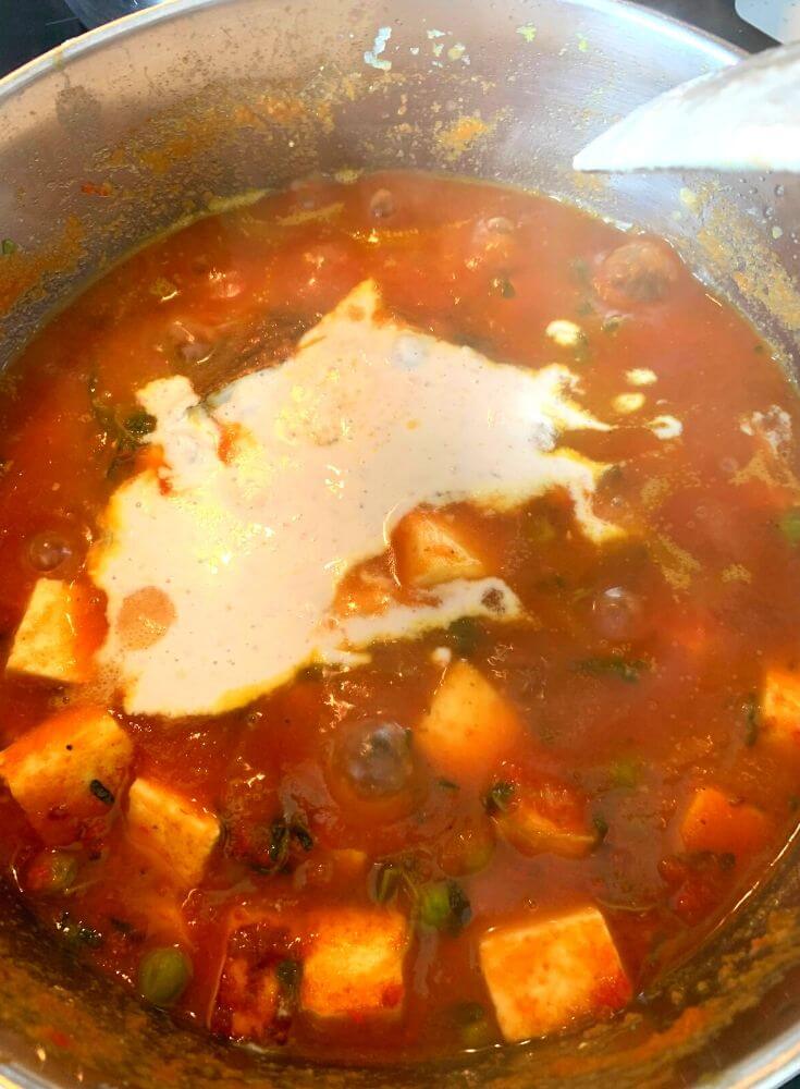 Adding of Almond and Cashew to gravy