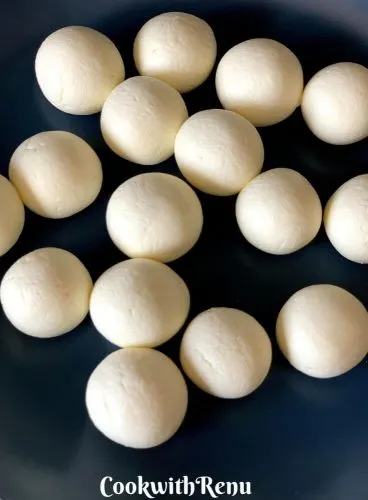 The chenna balls being rolled to perfection, without cracks