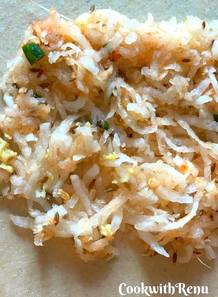 Adding of radish mixture in the paratha