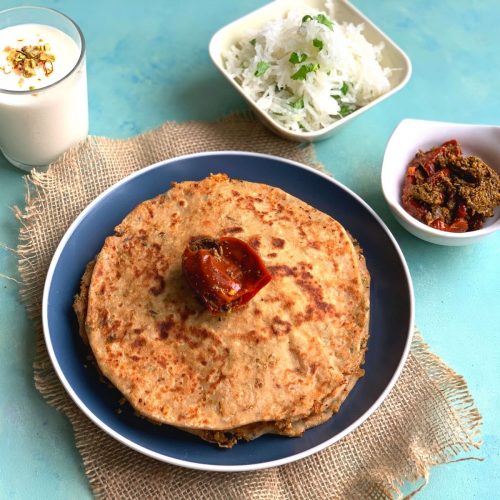 Gobi Paratha is a healthy breakfast and lunch box recipe where the flatbread is stuffed with gobi i.e. cauliflower and a few spices. The Breakfast thali is served with paratha, mooli salad, pickle and yogurt lassi