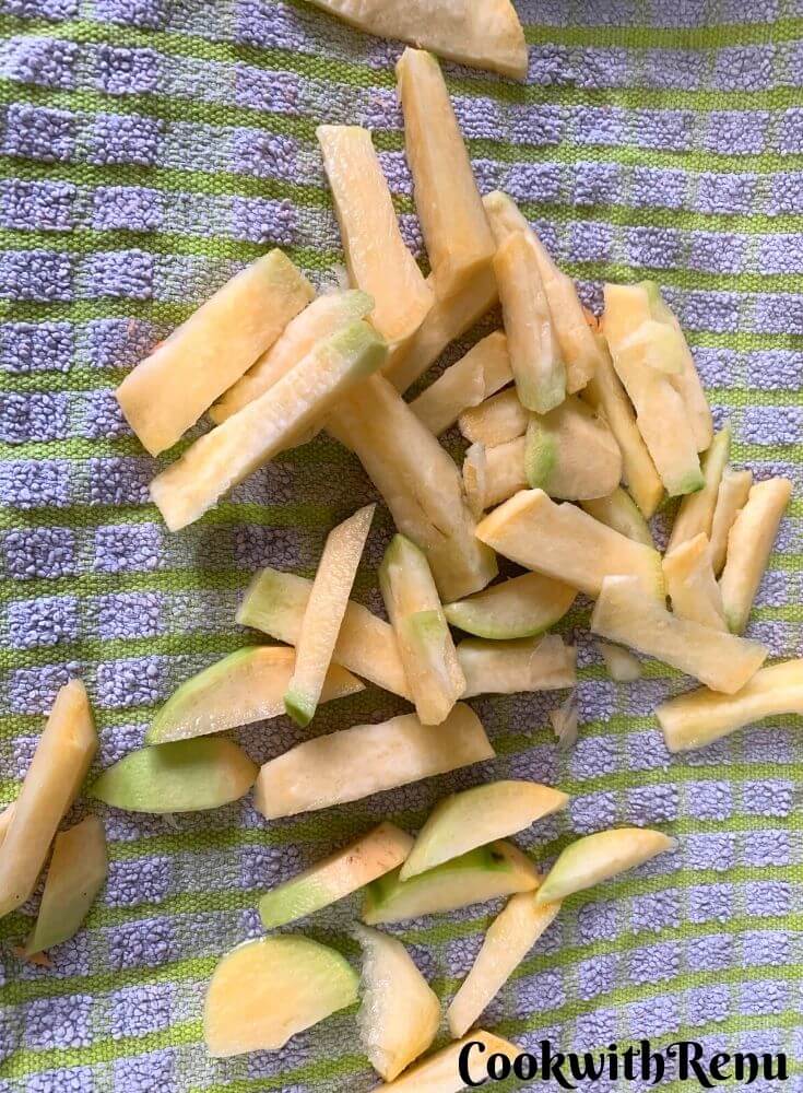 Turnip chips getting dry on a clean kitchen towel