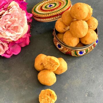 Atte aur Gond ke ladoo is a traditional winter delicacy that is very healthy and provides the body with the required amount of needed calories.