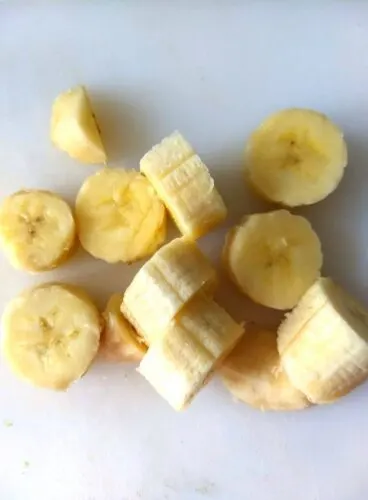 Chopped banana ready to be freezed