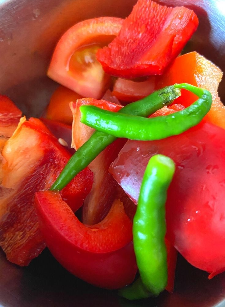 Pureeing tomato, capscum and green chilli