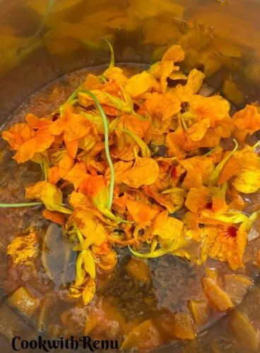 Adding of flowers in cooked fruit