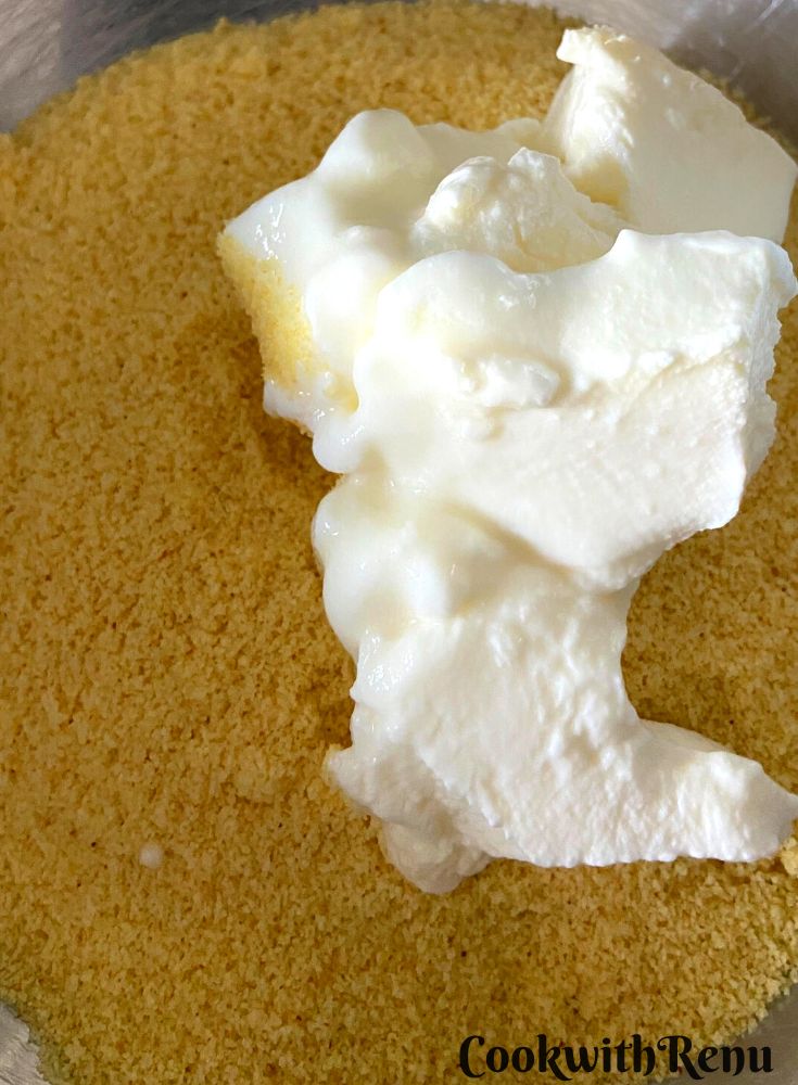 Adding yogurt to semolina.