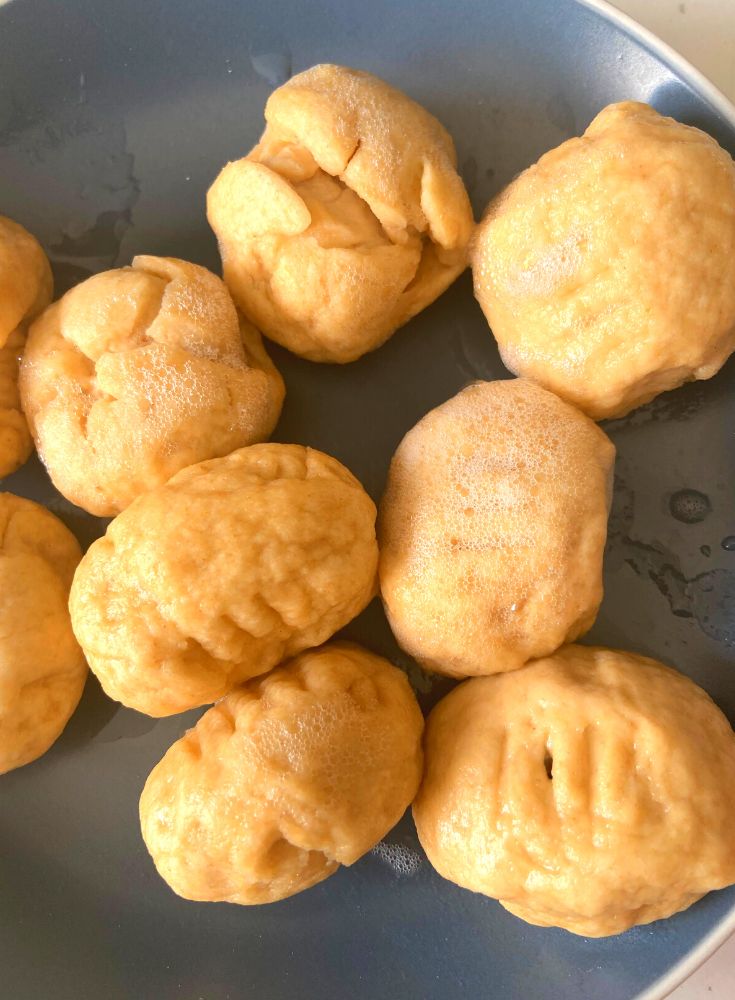 Pretzel bites just out of baking soda water