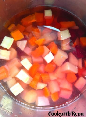 Soaking of the vegetables in a pot.