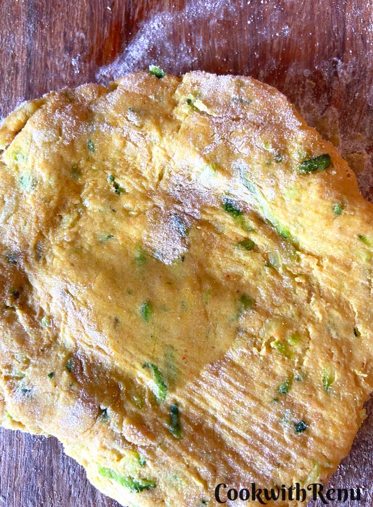 Applying oil on a courgette dough ball