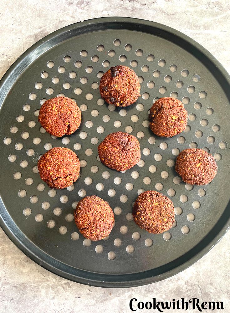 Ready cookies getting cool on a rack.