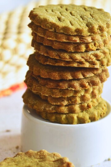 Front view of a stack of Pearl Millet Crackers on a small glass bowl.
