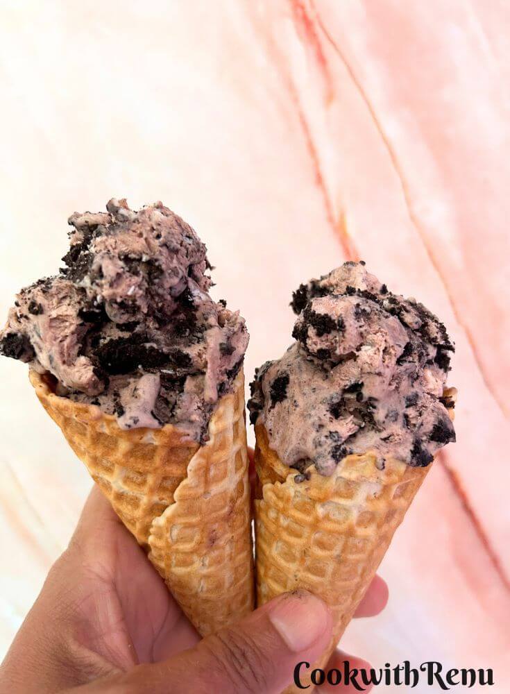 No Churn Oreo Ice Cream served in a waffle cones and hold in hand.