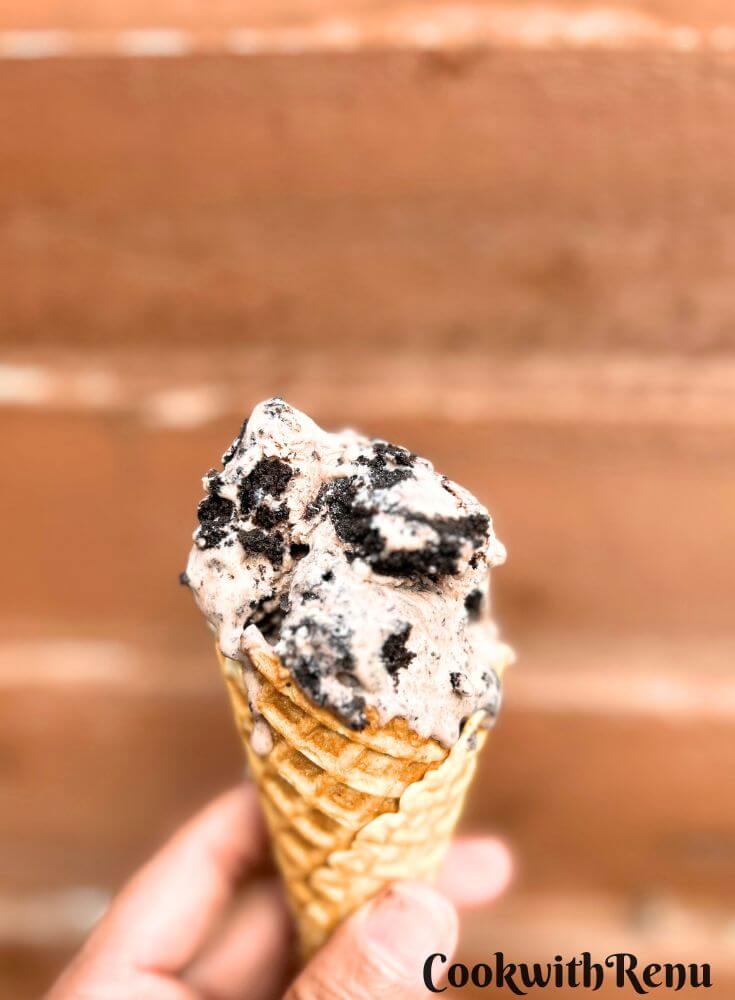 No Churn Oreo Ice Cream served in a waffle cones and hold in hand.