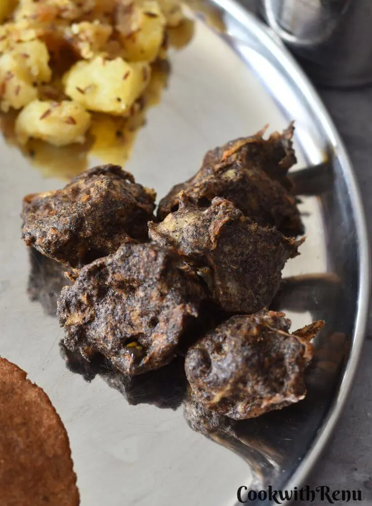 Close up look of crispy Kuttu Ke Pakode.